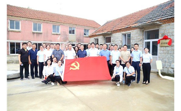 情系联系村，，，，共建显继续——威海产投集团开展“五个一”主题党日运动